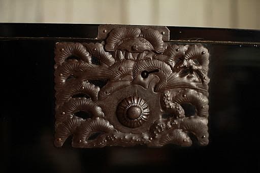 Akamaru 　綺麗な打ち出し金具時代庄内箪笥　扉付き　時代箪笥