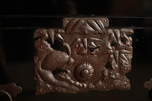 Akamaru 　綺麗な打ち出し金具時代庄内箪笥　扉付き　時代箪笥