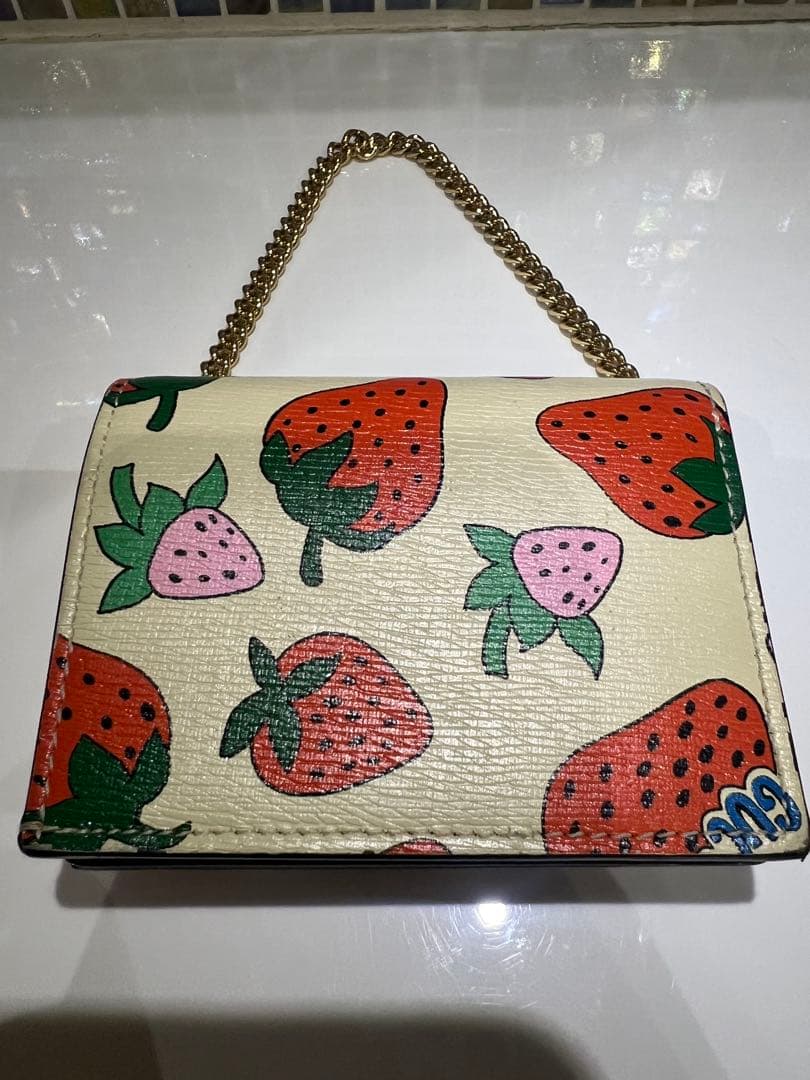 GUCCI グッチ　いちご柄 二つ折り財布　チェーン付き