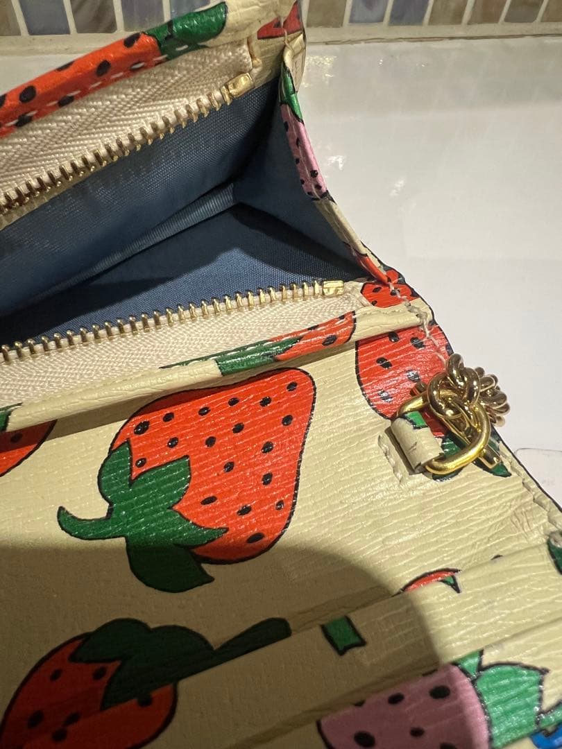 GUCCI グッチ　いちご柄 二つ折り財布　チェーン付き