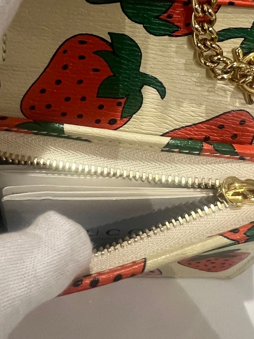 GUCCI グッチ　いちご柄 二つ折り財布　チェーン付き