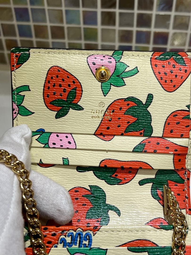 GUCCI グッチ　いちご柄 二つ折り財布　チェーン付き