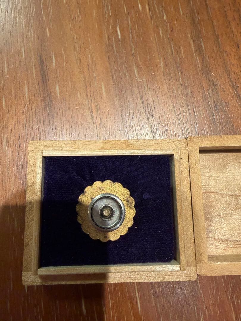 18G金メッキ花模様　徽章　レア