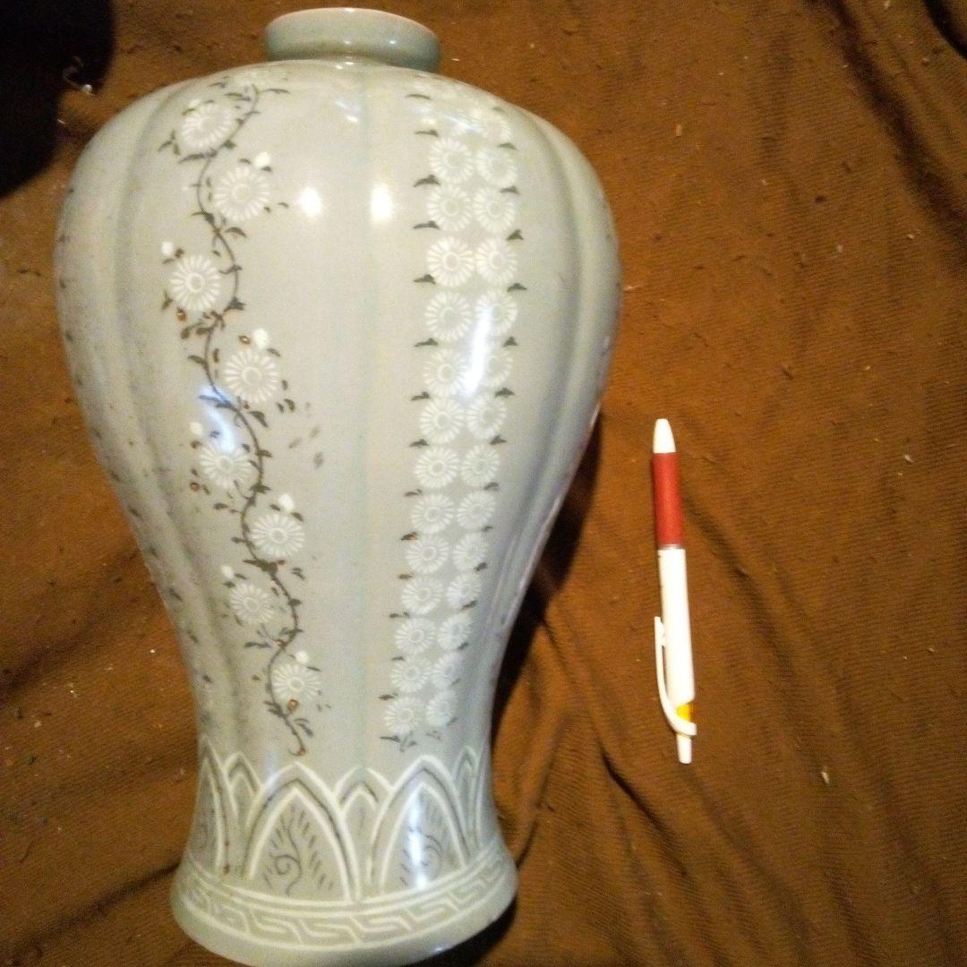 高麗青磁　灰色の花模様陶器壺