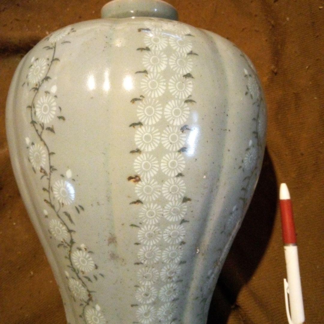 高麗青磁　灰色の花模様陶器壺