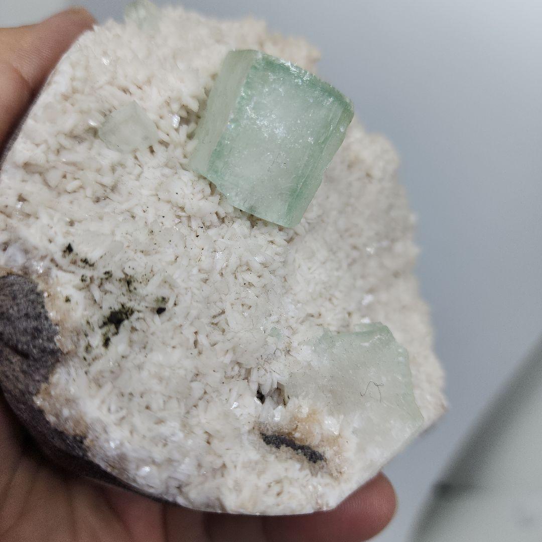 緑アポフィライトとカルサイトの共生 霊界と肉体の橋渡しで内なる平和を呼び覚ます