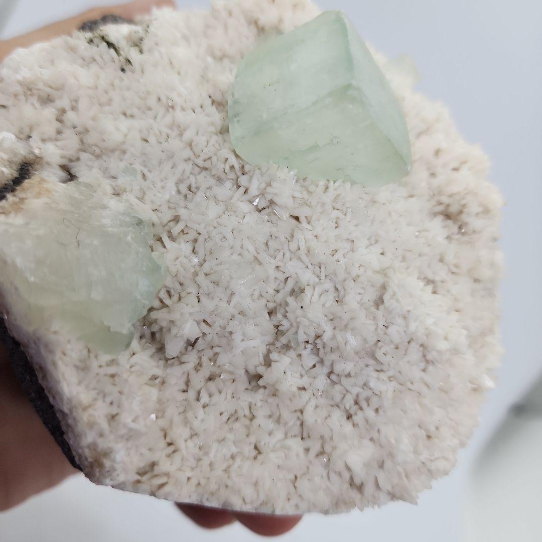 緑アポフィライトとカルサイトの共生 霊界と肉体の橋渡しで内なる平和を呼び覚ます