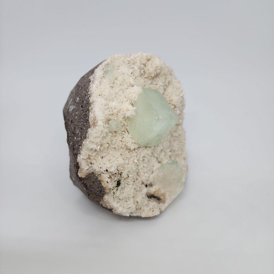 緑アポフィライトとカルサイトの共生 霊界と肉体の橋渡しで内なる平和を呼び覚ます