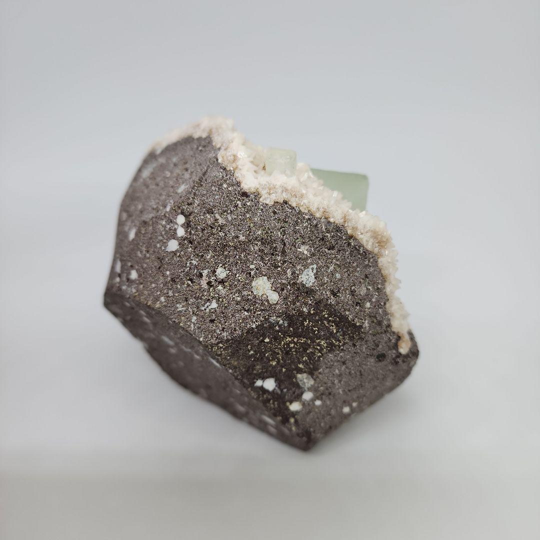 緑アポフィライトとカルサイトの共生 霊界と肉体の橋渡しで内なる平和を呼び覚ます