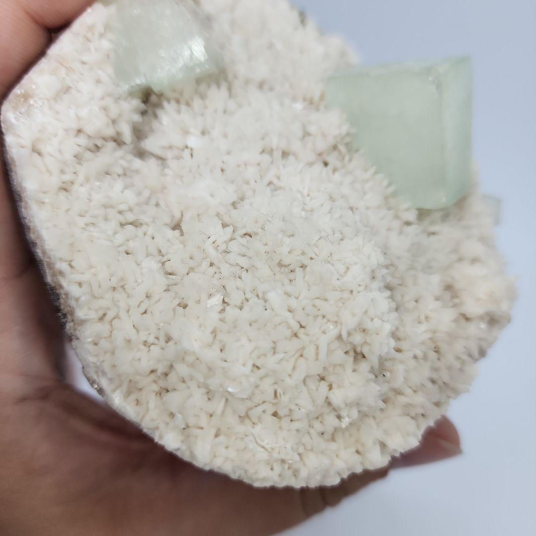 緑アポフィライトとカルサイトの共生 霊界と肉体の橋渡しで内なる平和を呼び覚ます