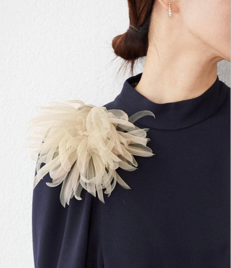 VERMEIL par iena シルクオーガンジーコサージュ グレー