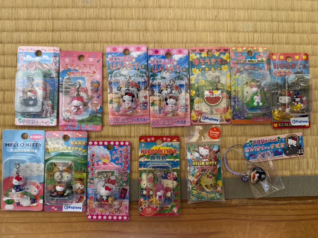ハローキティ ご当地ストラップセット 根付 200個ぐらい 地域限定 その他