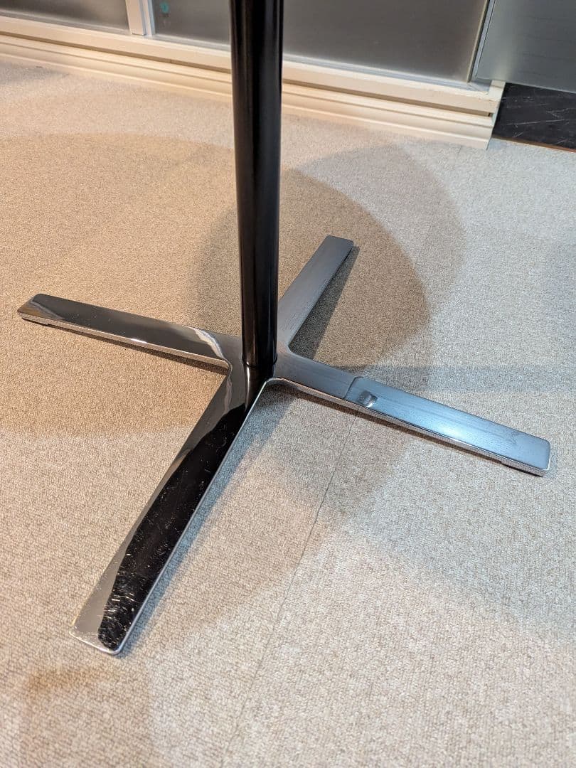 黒い円形ダイニングテーブル