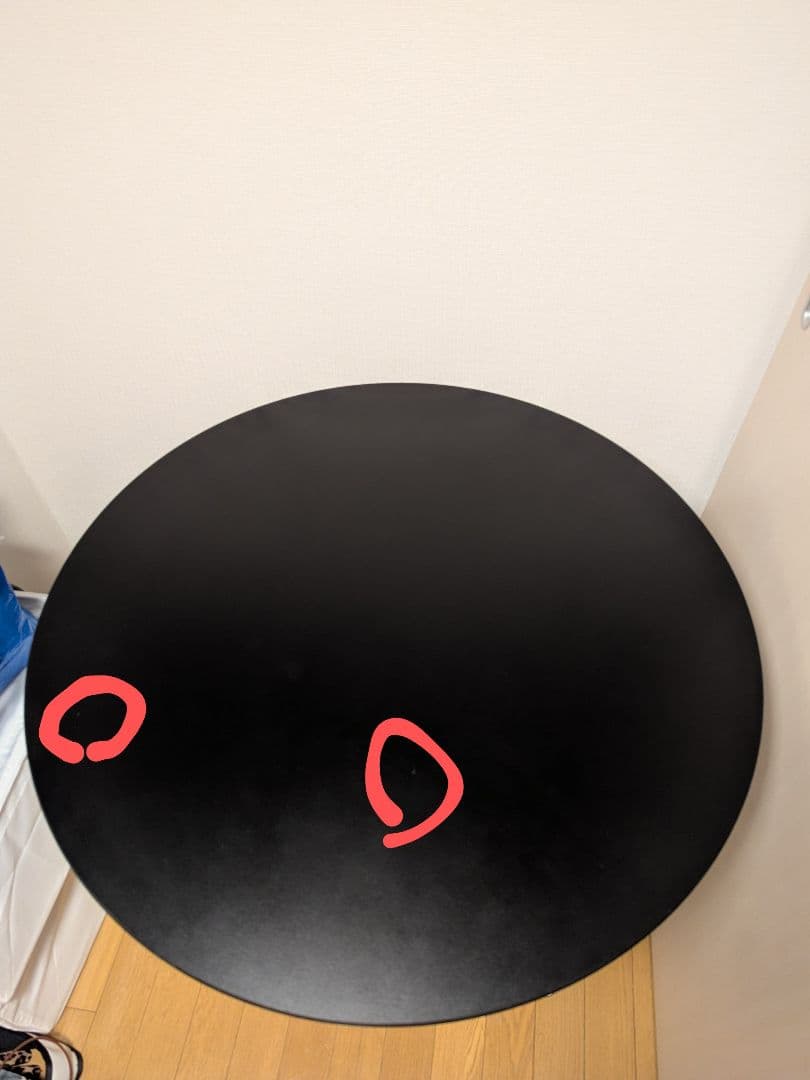 黒い円形ダイニングテーブル