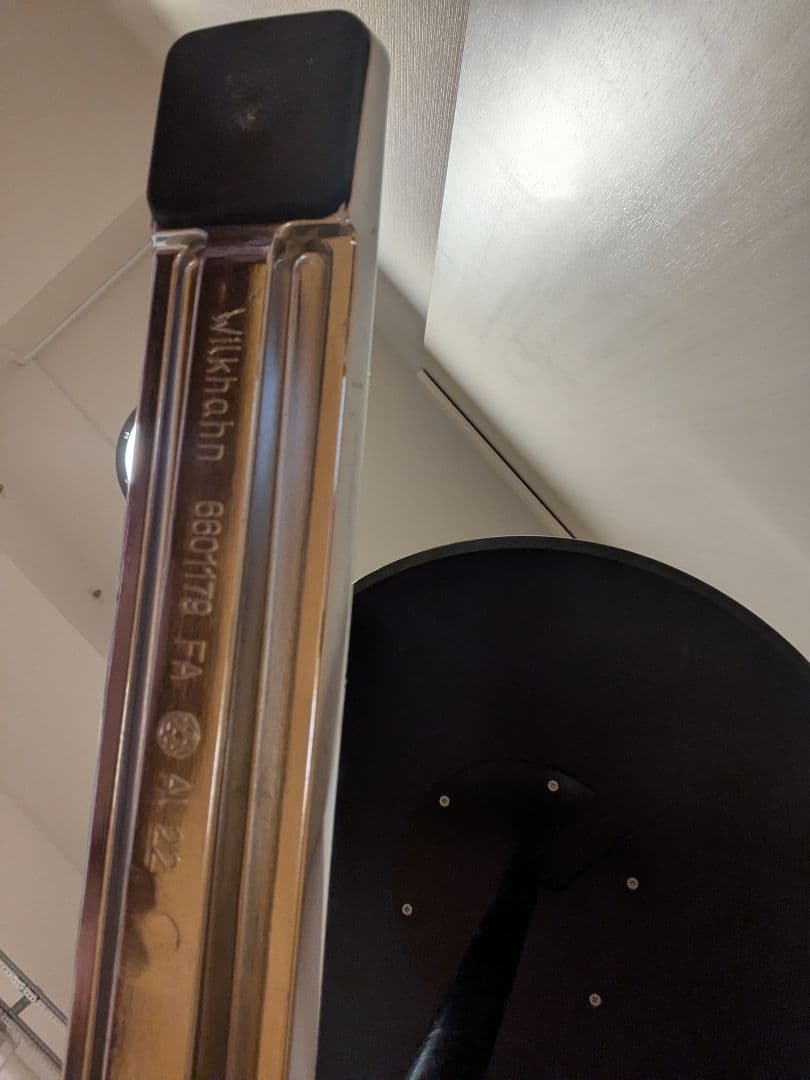 黒い円形ダイニングテーブル