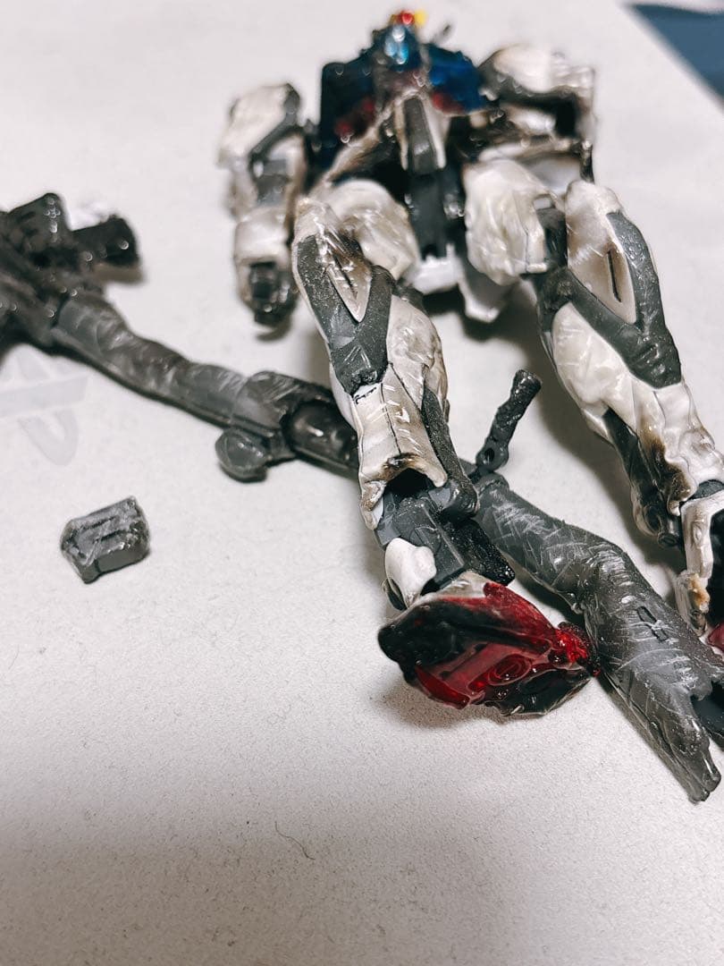 ロボットフィギュア ホワイト・ブルー・レッド