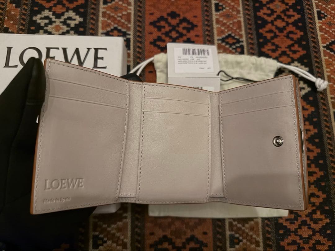 新品未使用LOEWE アナグラム トライフォールド ウォレット 財布 ロエベ 白