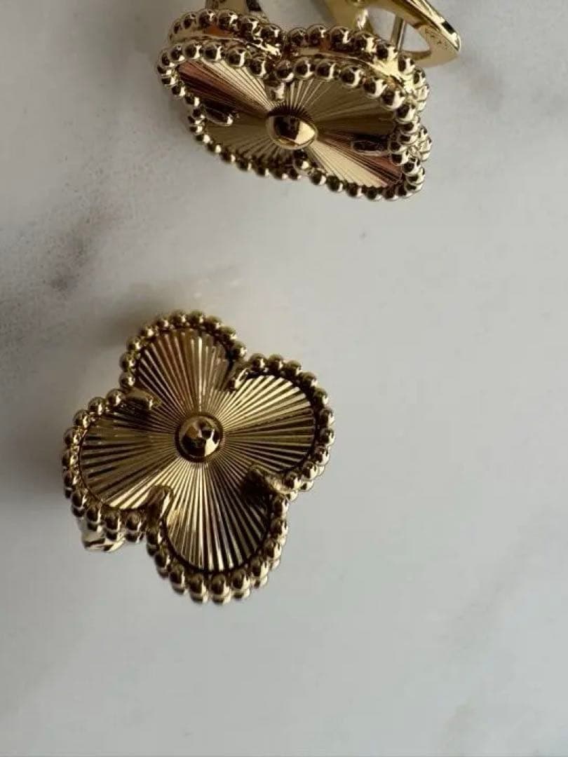 クローバー　フラワーデザイン ゴールドピアス 18kメッキ