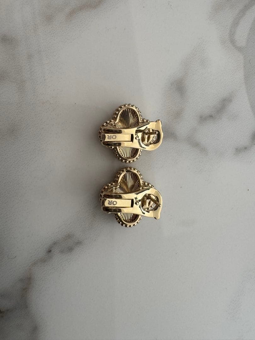 クローバー　フラワーデザイン ゴールドピアス 18kメッキ