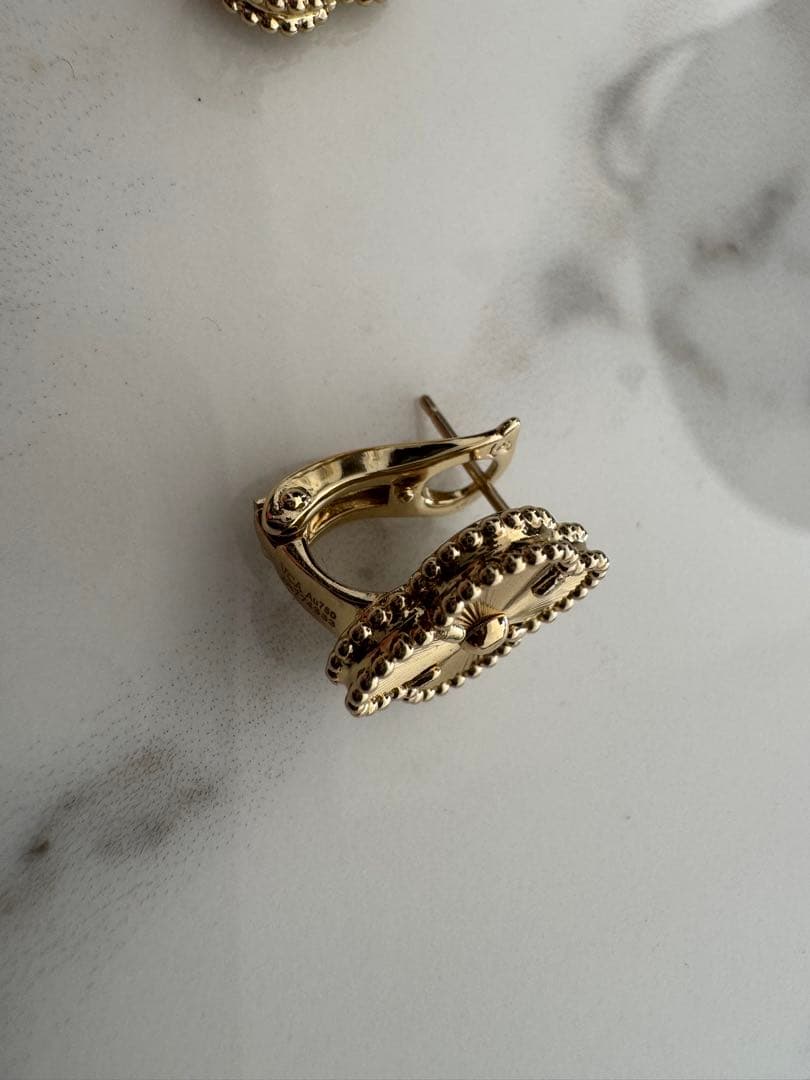 クローバー　フラワーデザイン ゴールドピアス 18kメッキ