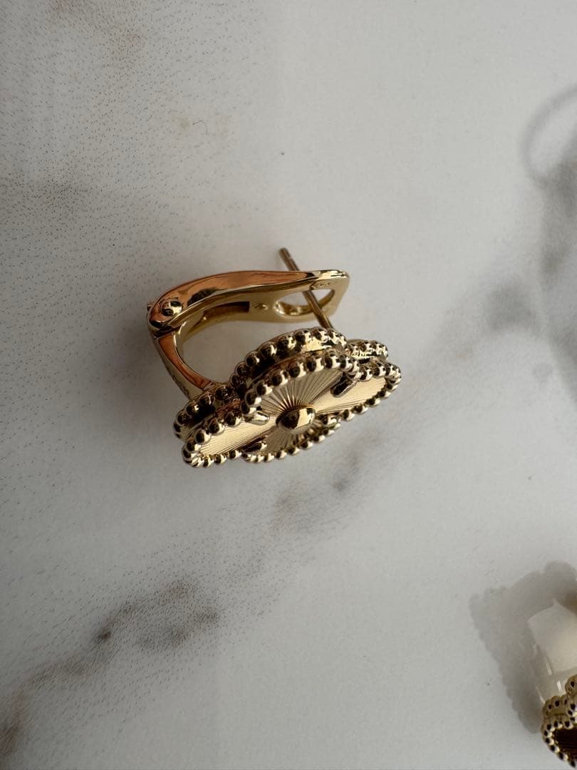 クローバー　フラワーデザイン ゴールドピアス 18kメッキ