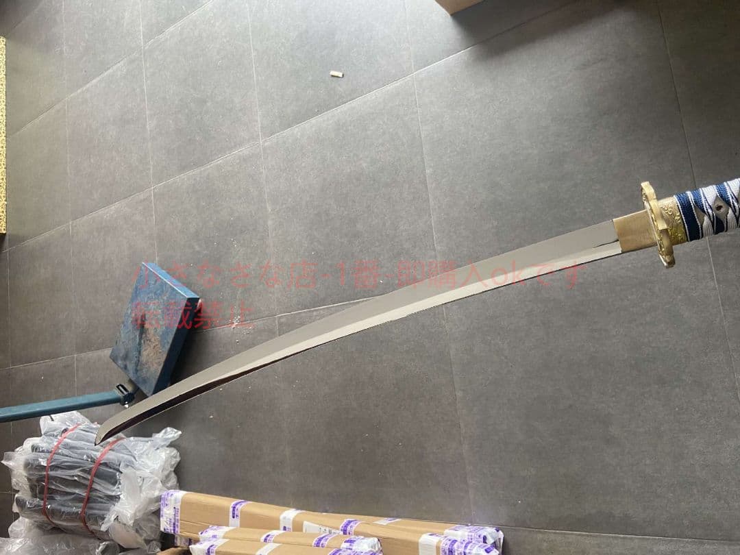 武士の刀で空いっぱいに星の青い穴が開いた  古兵器 武具 刀装具 日本刀 居合刀