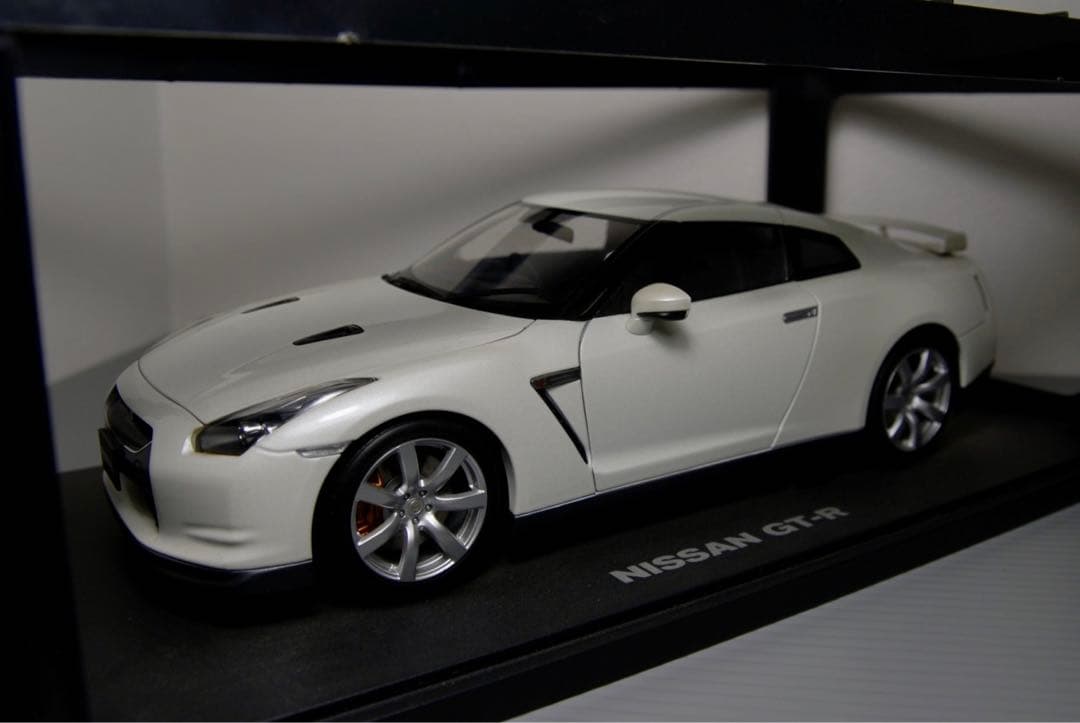 オートアート 日産 35 GTR 白 1/18 ミニカー