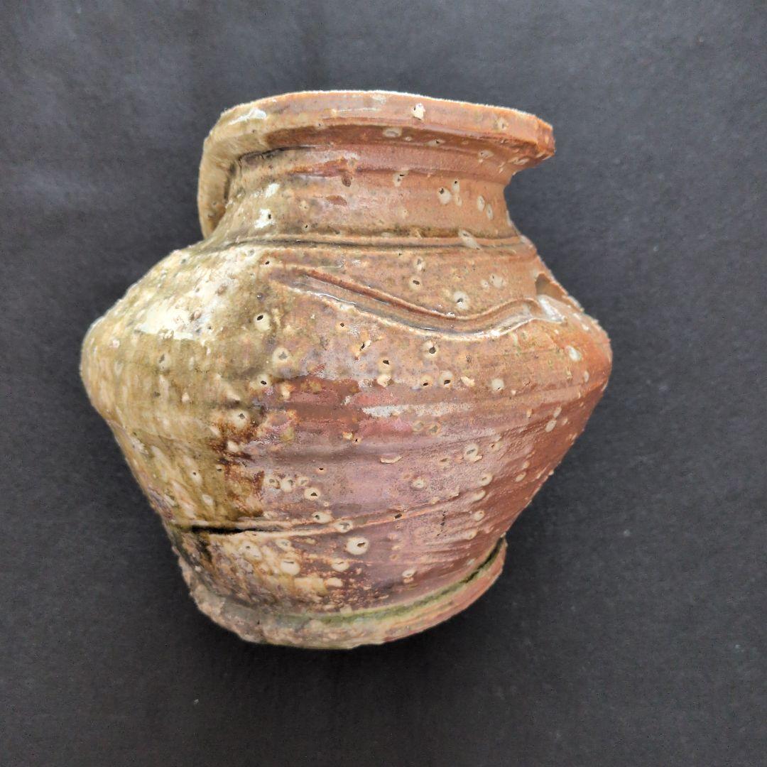 独特の曲線を持つ陶器