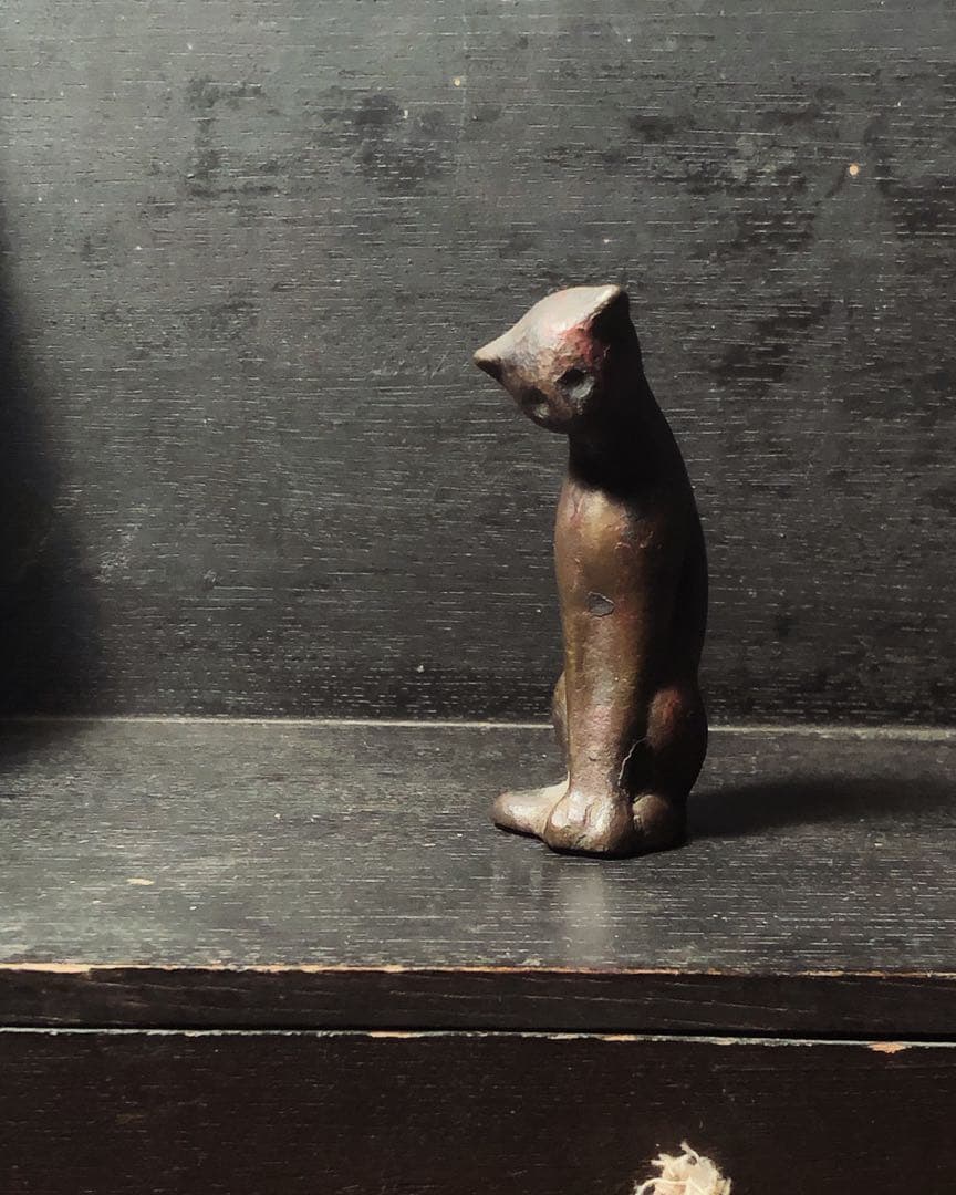 昭和レトロ　物憂げな猫　真鍮　照明のパーツ　猫　置物