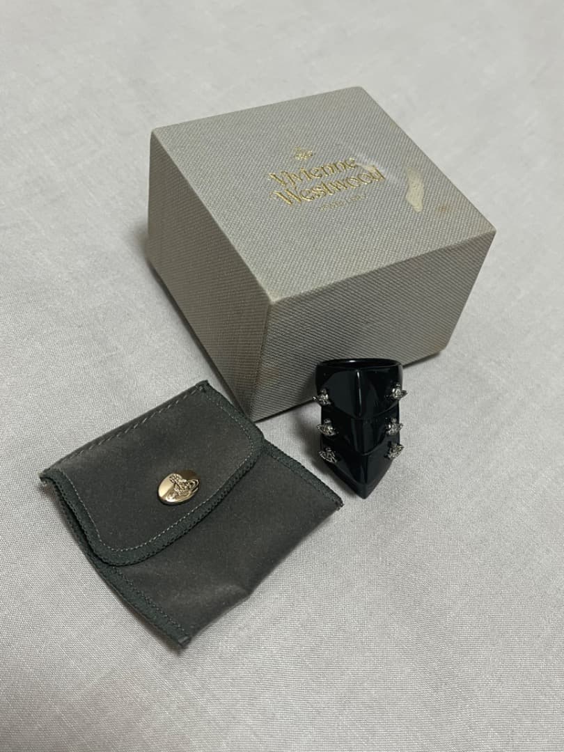 Vivienne Westwood 黒アーマーリング
