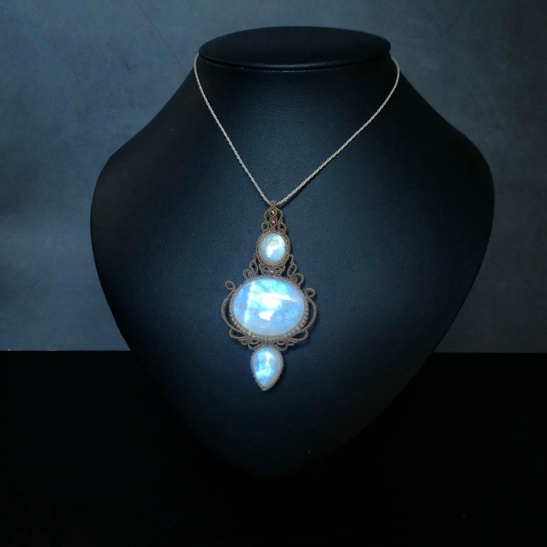 ３つのレインボームーンストーンのマクラメネックレス