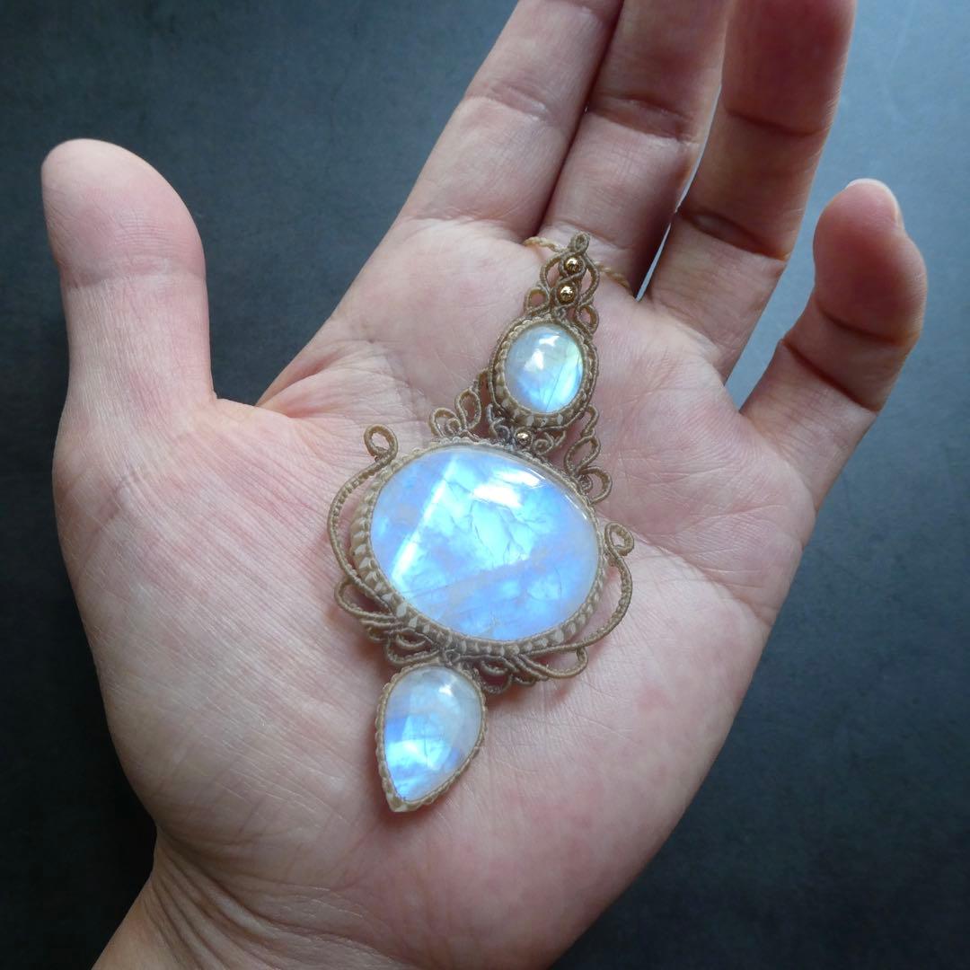 ３つのレインボームーンストーンのマクラメネックレス