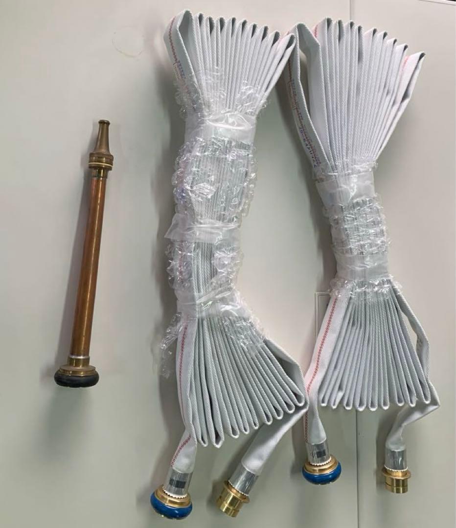 消火栓ホース、ノズル、ホース収納器セット。