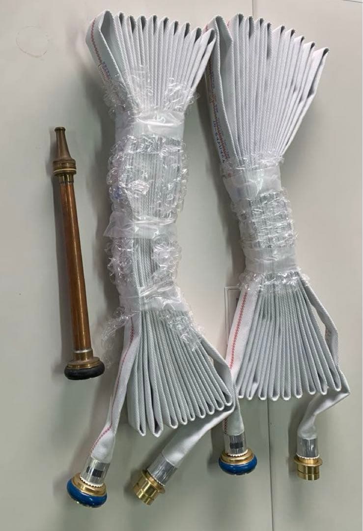 消火栓ホース、ノズル、ホース収納器セット。