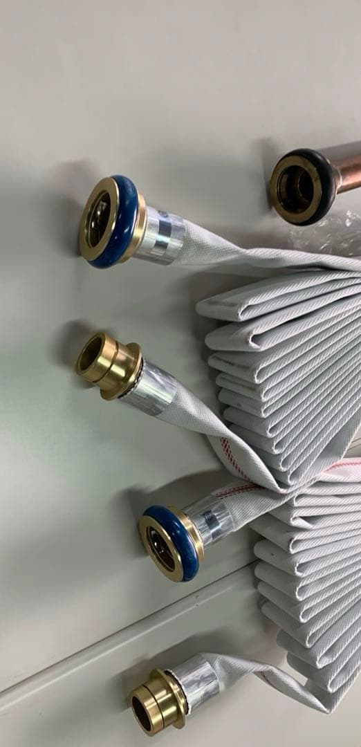 消火栓ホース、ノズル、ホース収納器セット。