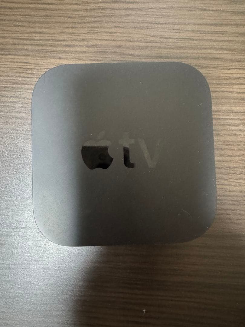 Apple TV 4K 64GB 本体とリモコン