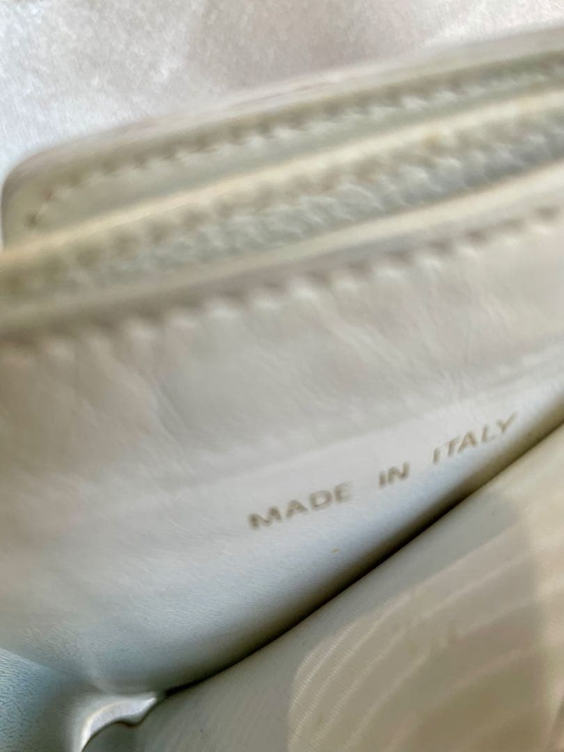 CHANEL ホワイトレザー キャビアスキン　二つ折り財布　本物　匿名発送