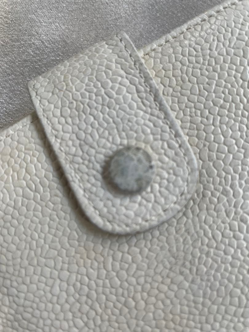 CHANEL ホワイトレザー キャビアスキン　二つ折り財布　本物　匿名発送