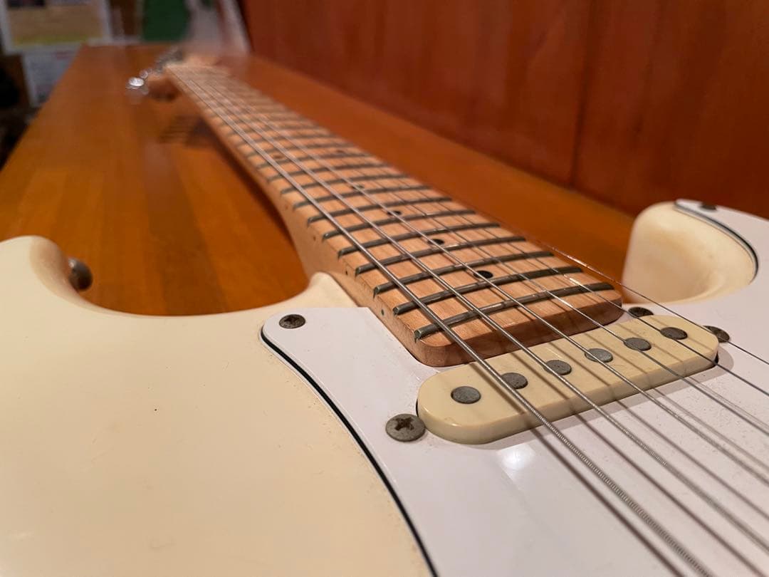 ミディアムスケール　Fender ストラトキャスター ホワイト