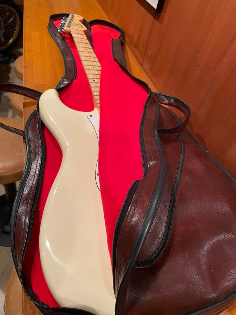 ミディアムスケール　Fender ストラトキャスター ホワイト