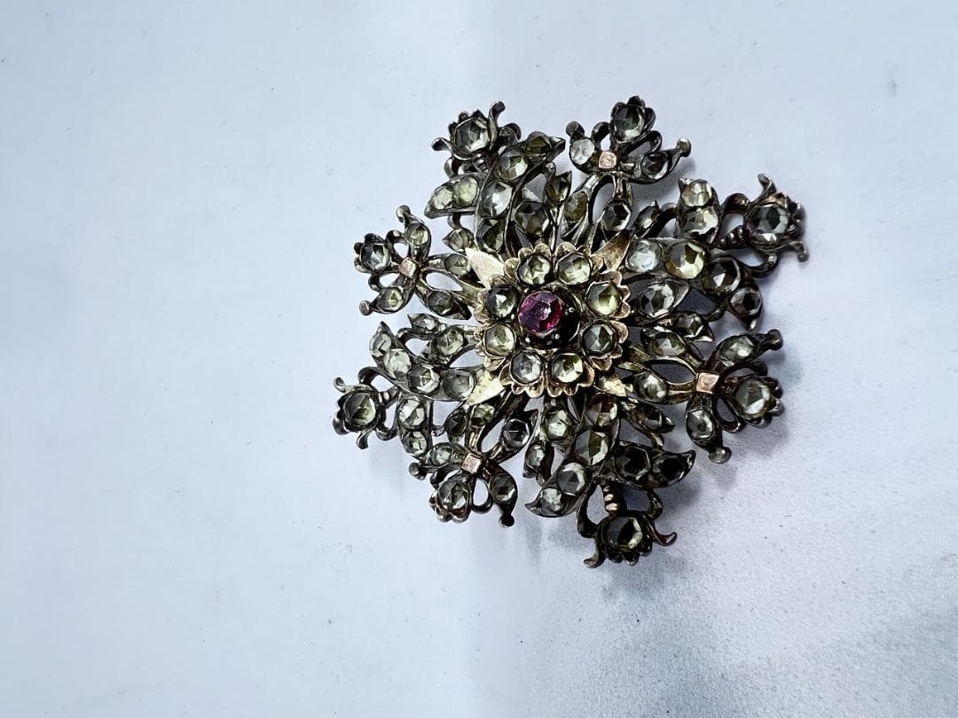 花の形のブローチ　水晶　ローズカット　ジョージアン