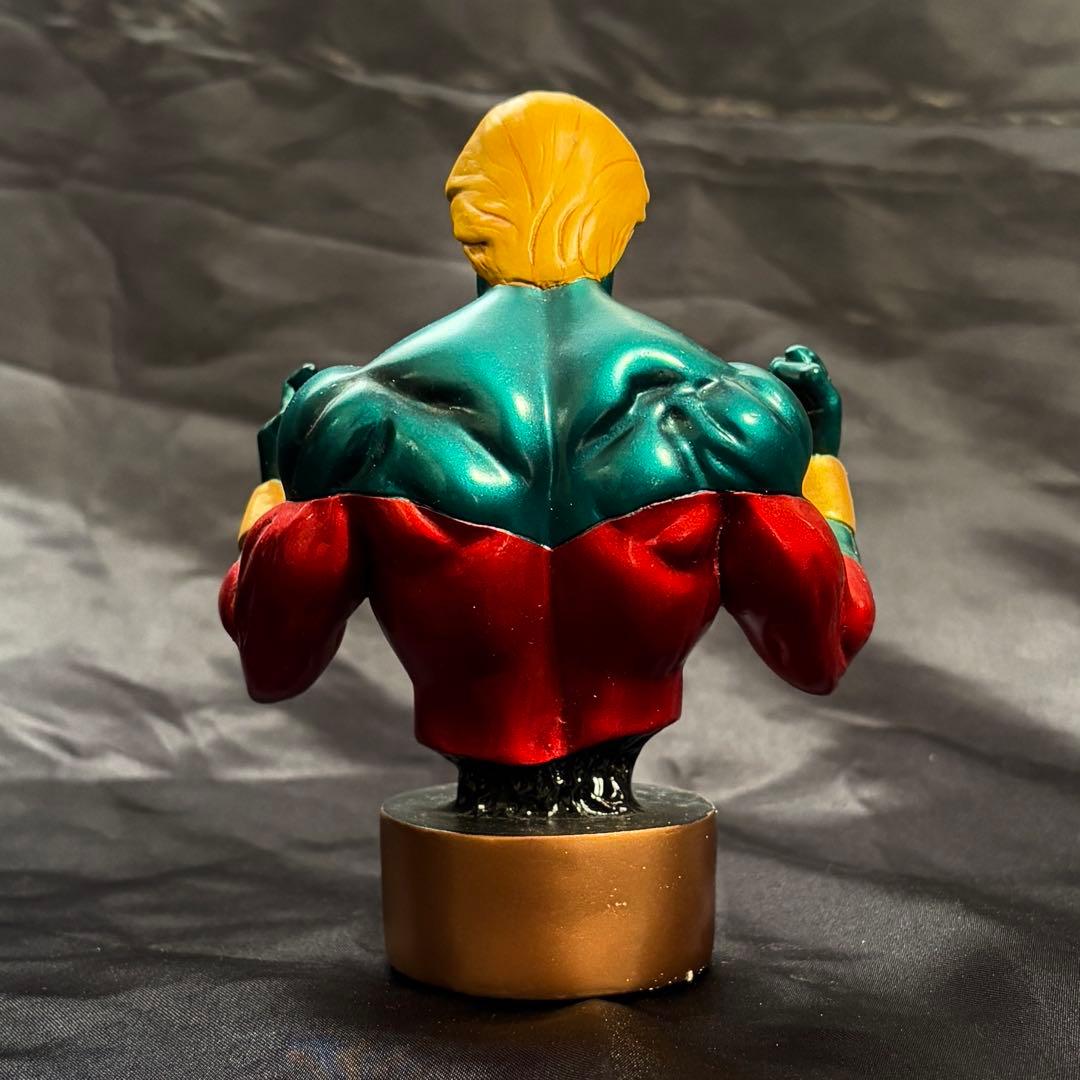 CAPTAIN MARVEL フィギュア　70sバージョン　マーベルミニバスト