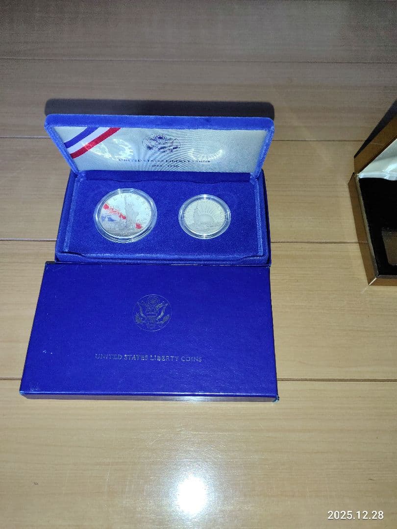 ●計2品①モントリオールオリンピック記念切手型硬貨②アメリカ合衆国リバティ