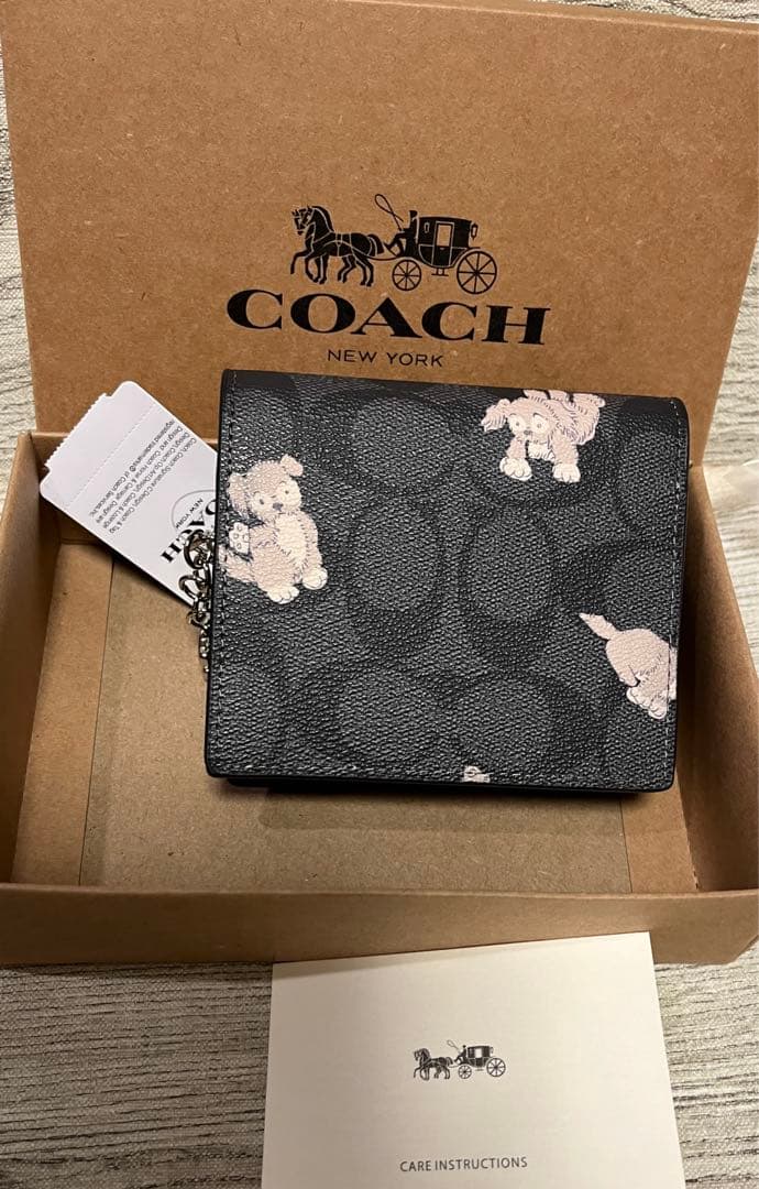 コーチ　可愛いワンちゃん柄　二つ折り　財布　 新品未使用　シグネクチャー