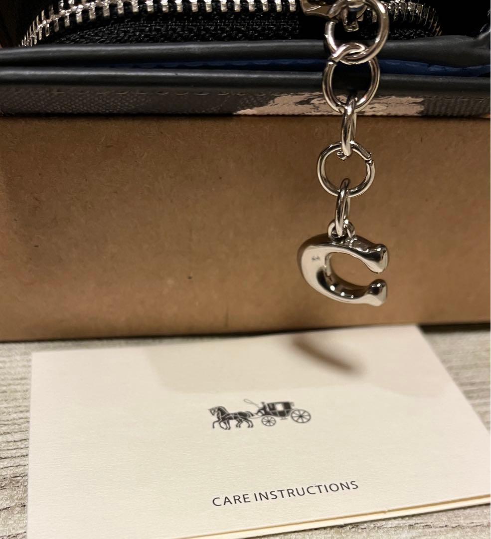 コーチ　可愛いワンちゃん柄　二つ折り　財布　 新品未使用　シグネクチャー