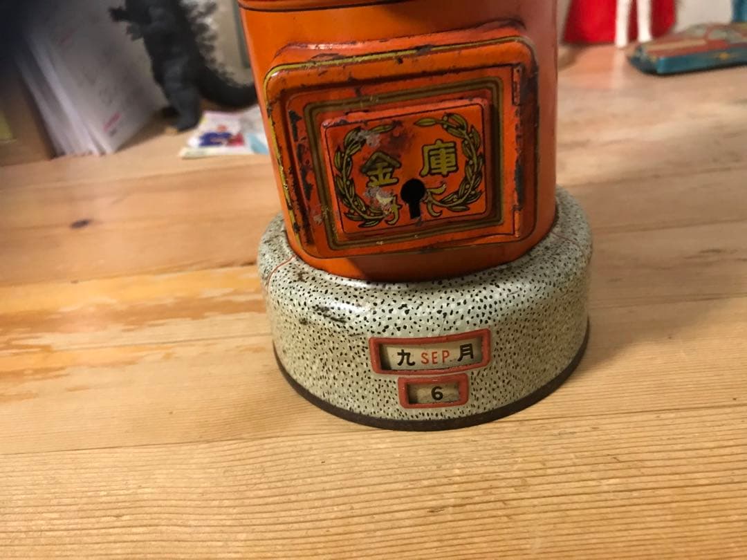 オレンジ色の郵便ポスト型アンティークブリキ