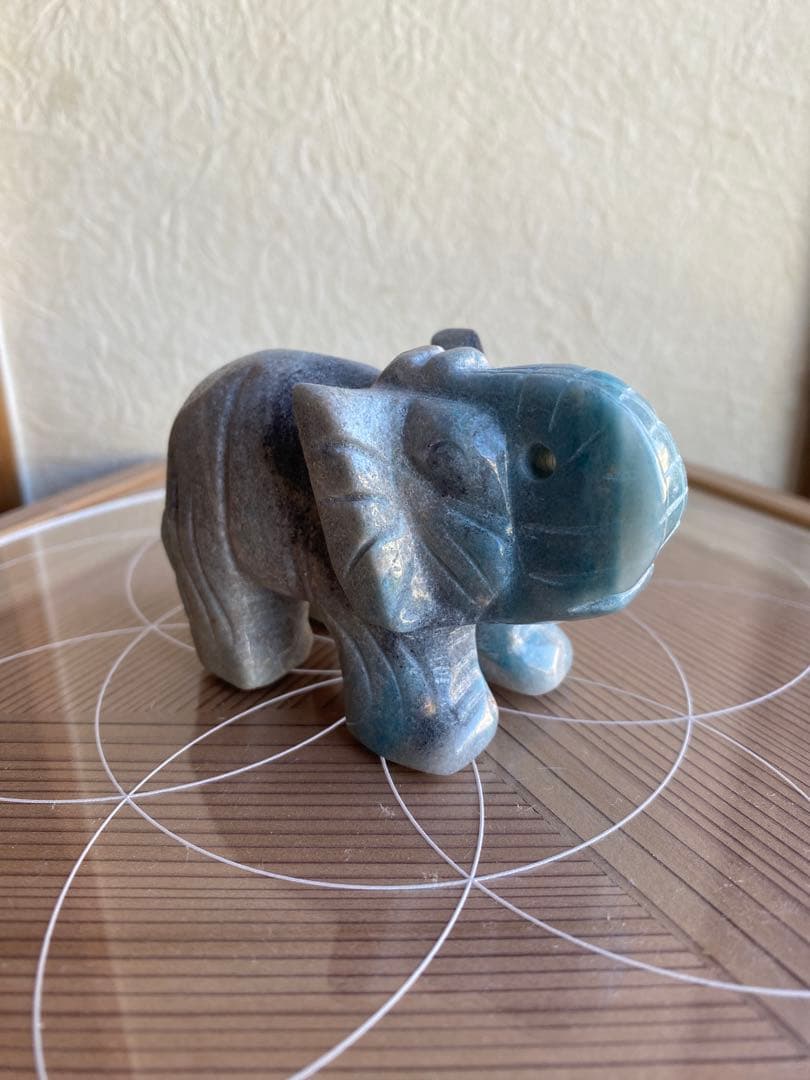 天然石　トロレアイトの象