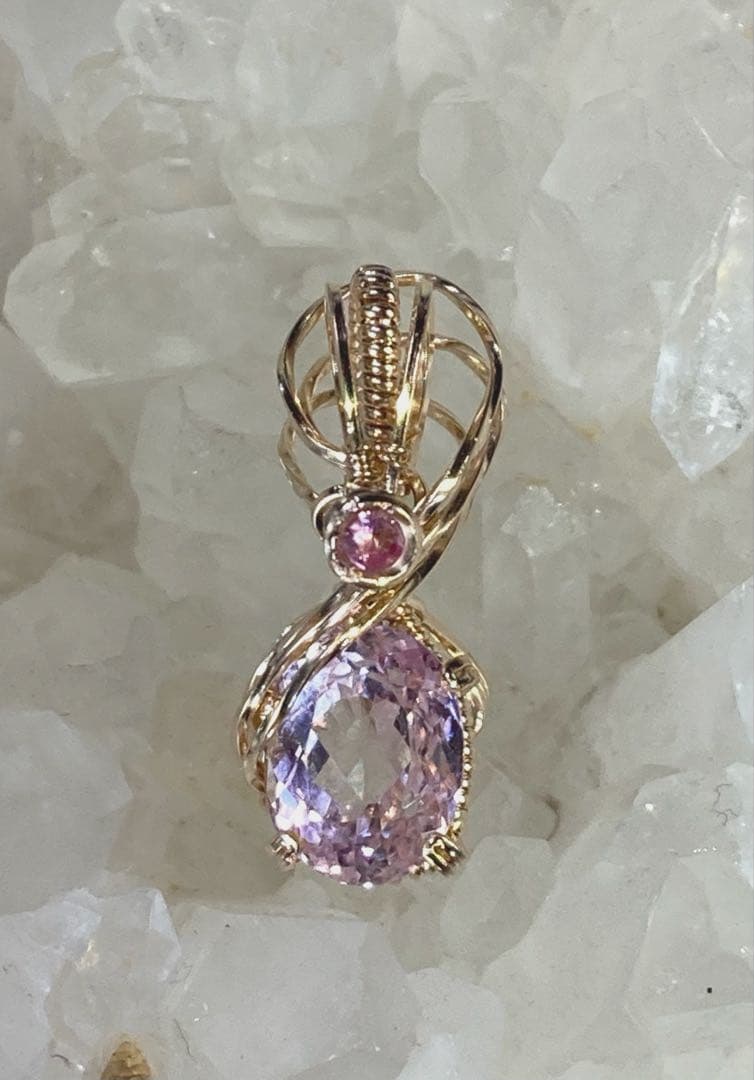 クンツァイト　ピンクサファイア　ペンダントトップ　ワイヤージュエリー