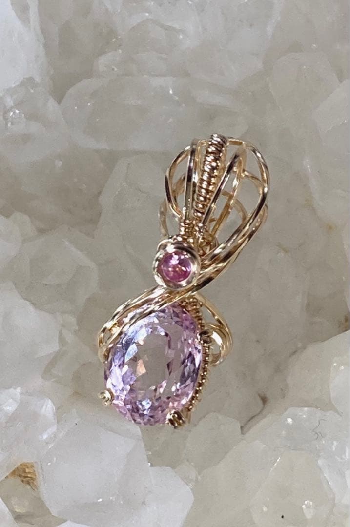 クンツァイト　ピンクサファイア　ペンダントトップ　ワイヤージュエリー