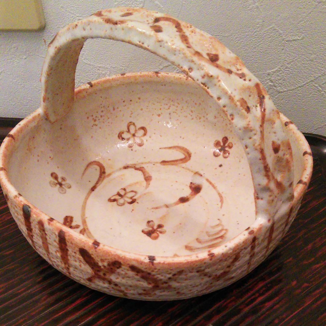 手付き志野焼きの陶器。